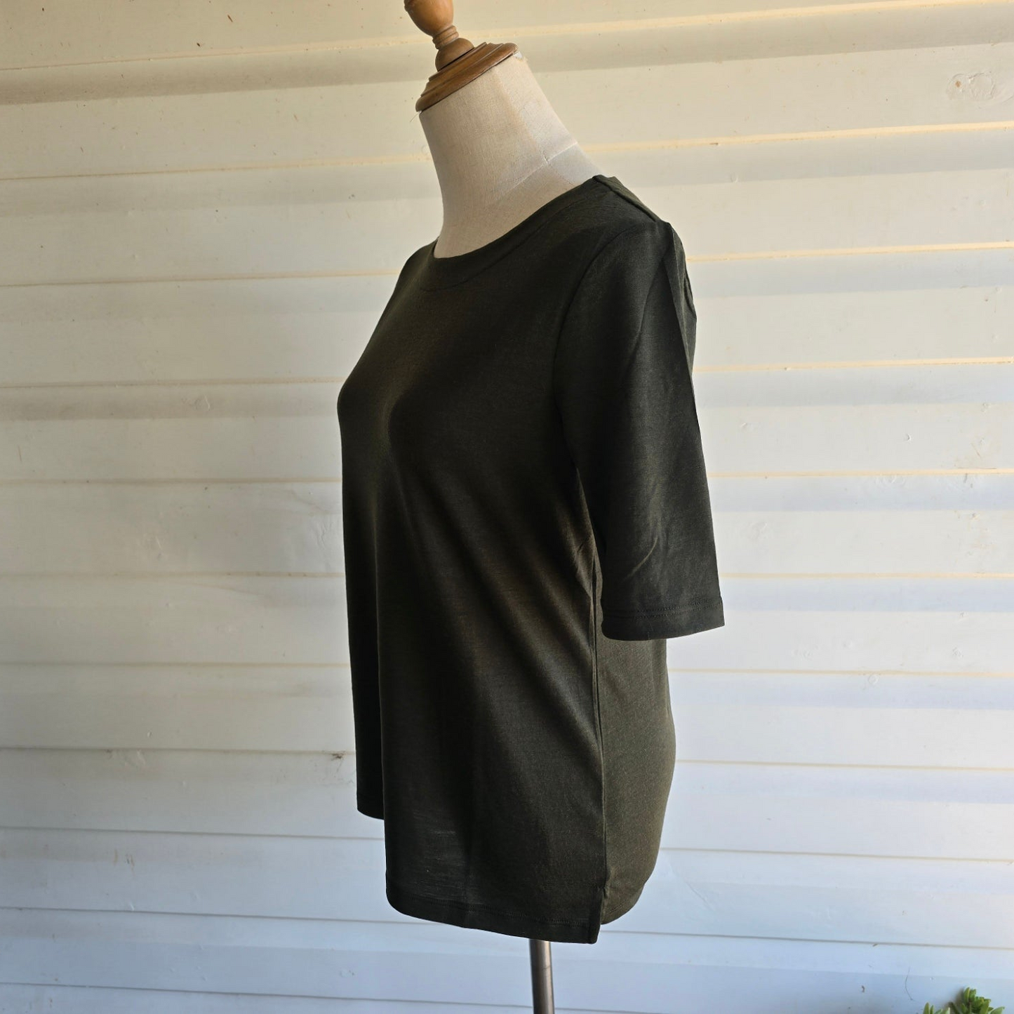 elbow length merino tee in plantation side view